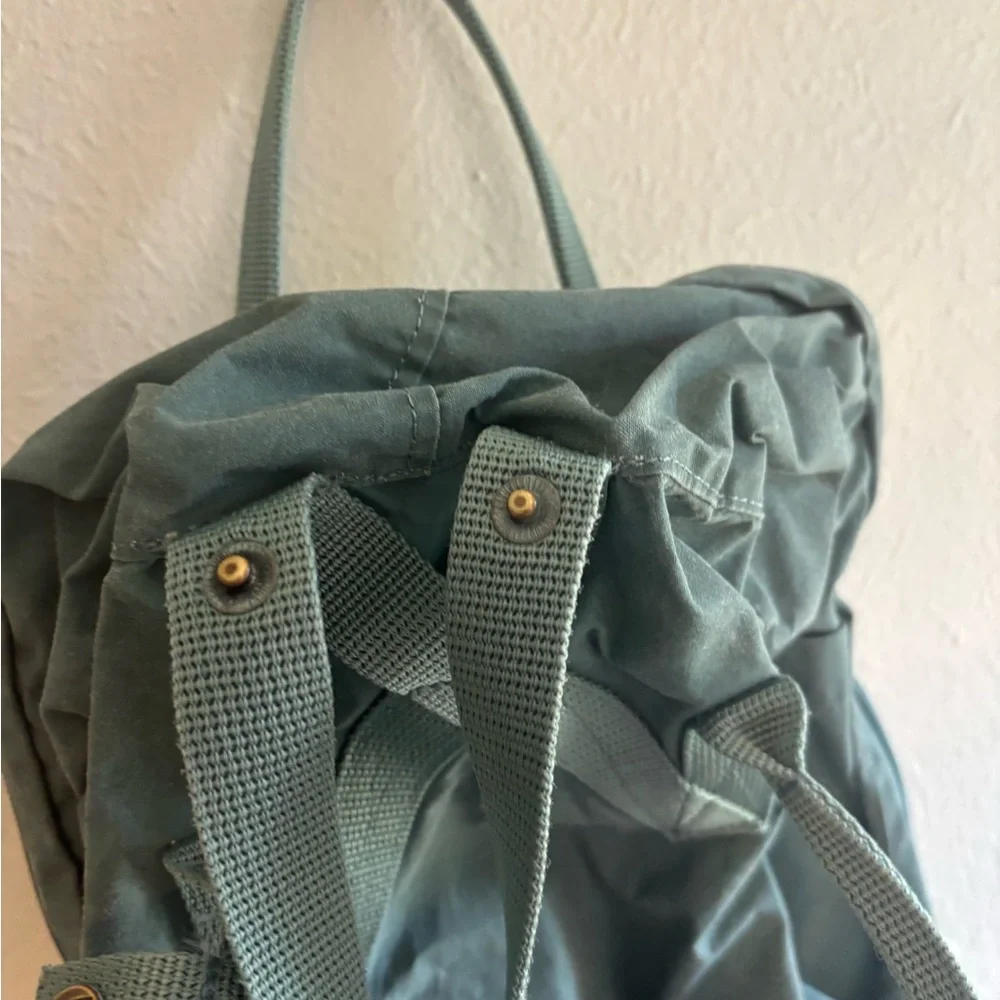 Fjallraven‎ Kånken Backpack in Olive Green